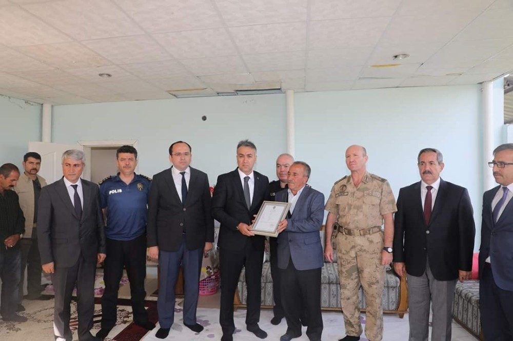 Şehit ailesine övünç madalyası 