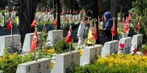 Edirnekapı Şehitliği'nde buruk bayram: Tek tesellimiz şehit olması...