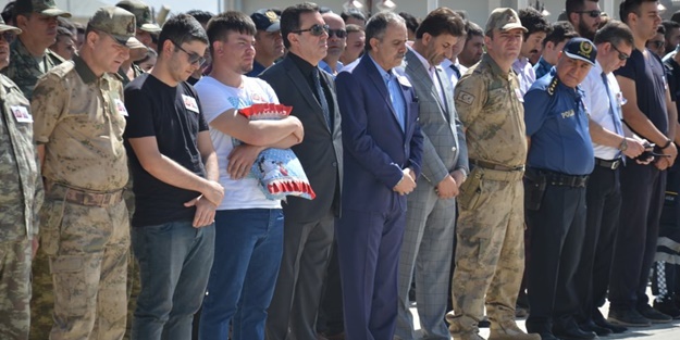 Bebeğinin yastığını elinden bırakmadı
