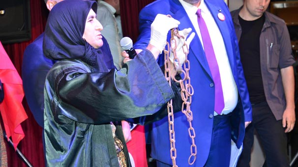 Torbasından çıkardı! Görenlere böyle seslendi...