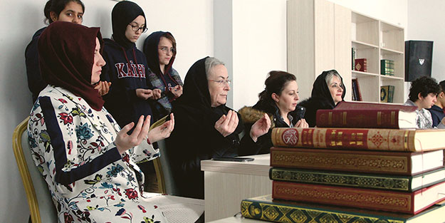Şehit annesinden İHL’ye Kur’an bağışı