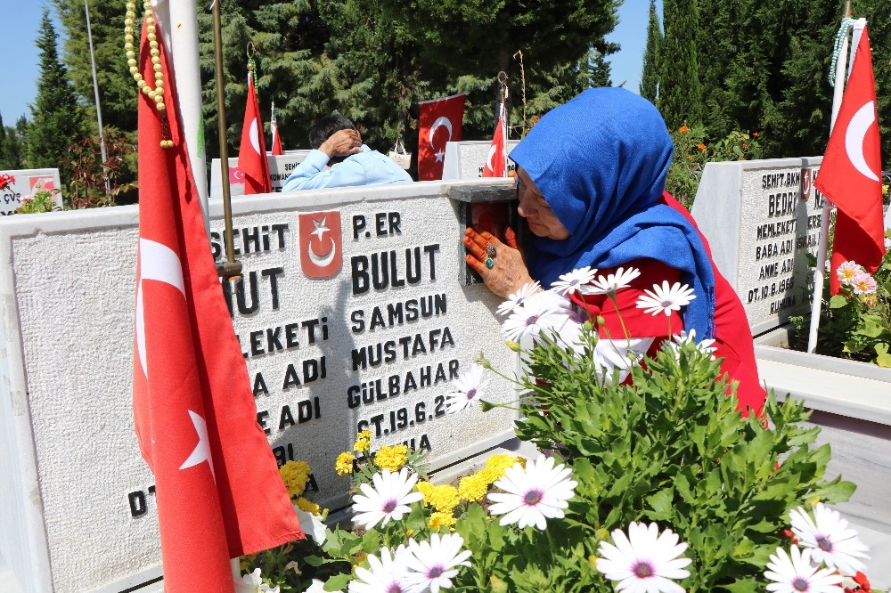 Şehit annesinden yürek burkan mezarlık ziyareti 