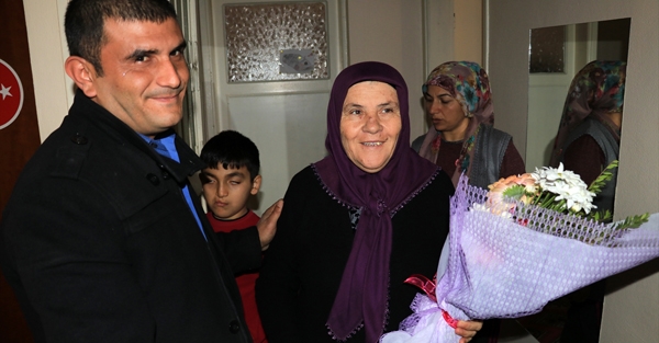 Şehit annesine hakaret etmişti! Elini öpüp özür diledi