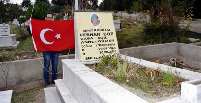 Şehit askerin kabrindeki Türk bayrağı çalındı