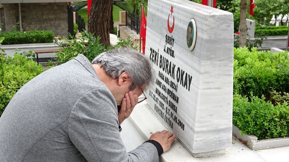 Şehit asteğmenin babası mezarlıkta gözyaşlarını tutamadı 
