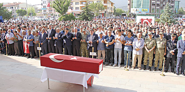 Şehit baba oğul yan yana defnedildi