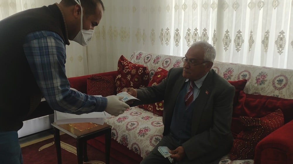 Şehit babası maaşının bir kısmını Milli Dayanışma Kampanyası’na bağışladı 