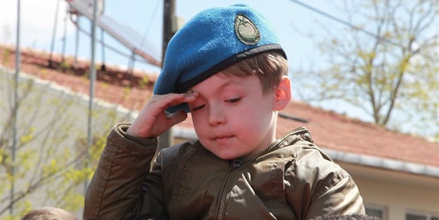 Şehit babasını asker selamıyla uğurladı!