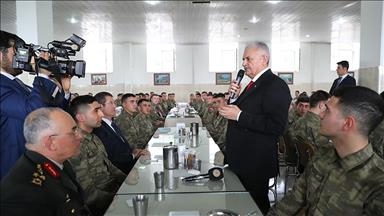 Şehit babası hastaneye sırtta taşındı
