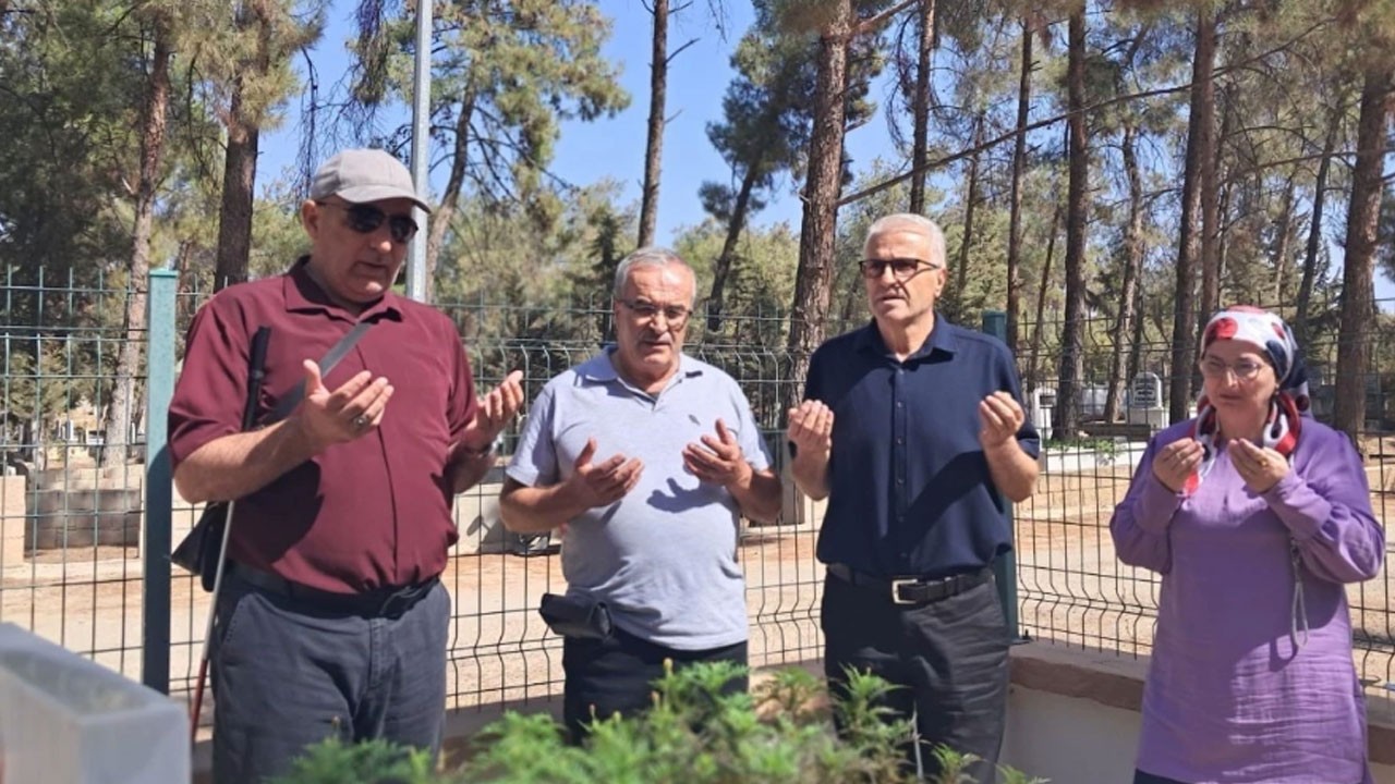 Şehit babasının mezarını 58 yıl sonra buldu! Annesinin toprağını babasına götürdü