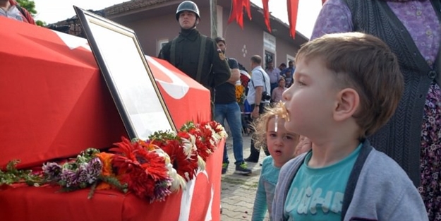 Şehit babaya son bakış yürekleri dağladı!