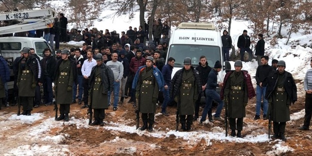 Şehit cenazesinde duygulandıran anlar! Üşümesinler diye montlarını askerlere giydirdiler