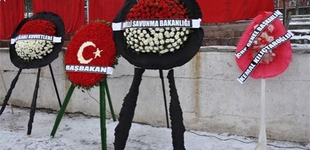 Şehit cenazesinde tepki çeken 'çelenk' krizi