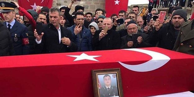 Şehit cenazesinde tepki çeken görüntü