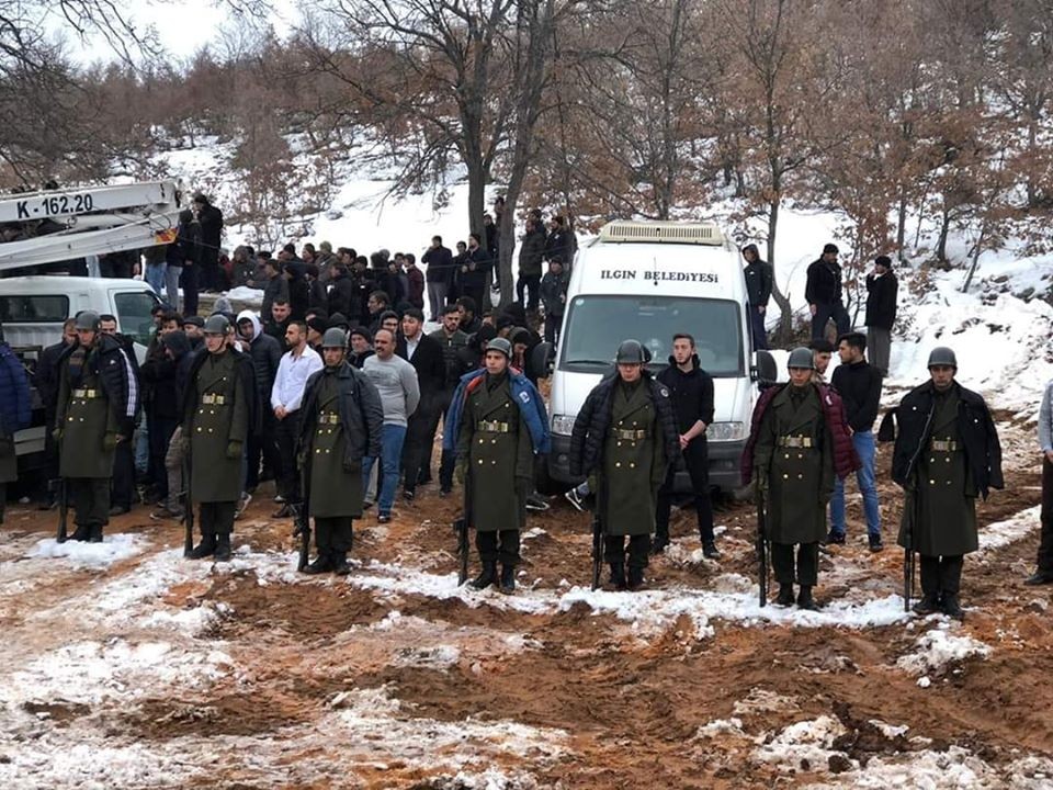 Şehit cenazesindeki askerlere montlarını verdiler 