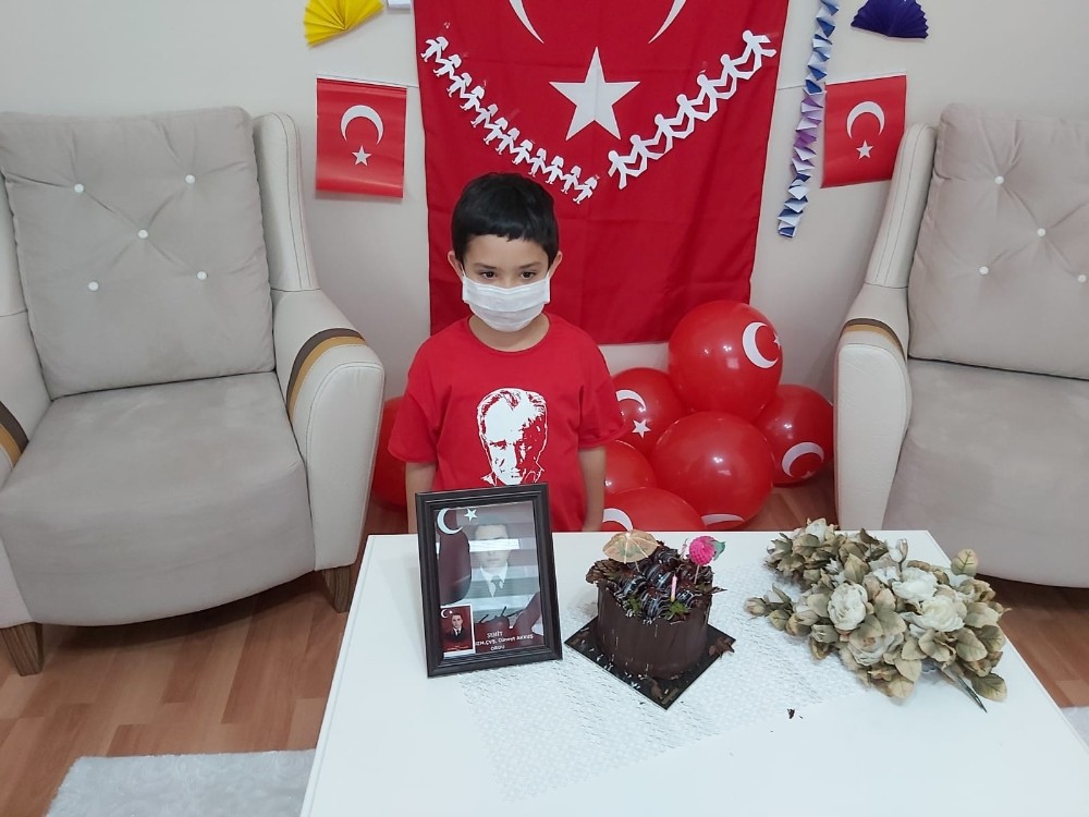 Şehit çocuğuna sürpriz doğum günü kutlaması 