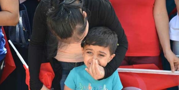 Şehit çocuğunun gözyaşları