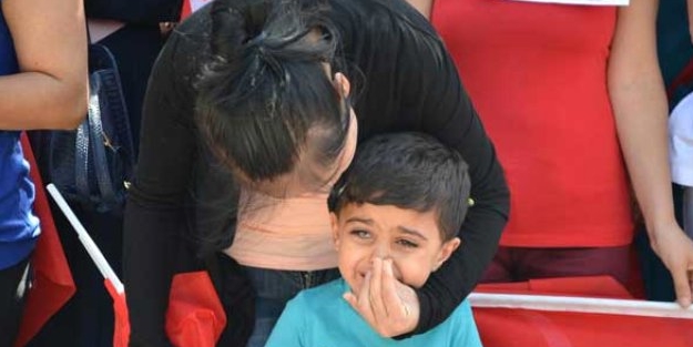 Şehit çocuğunun gözyaşları yürek dağladı