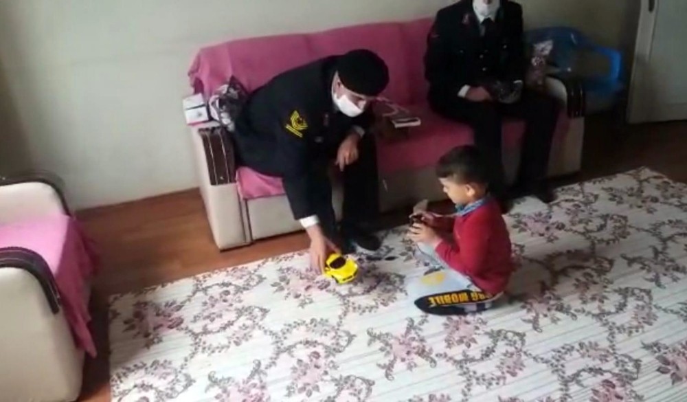 Şehit çocuğunun isteğini jandarma unutmadı 