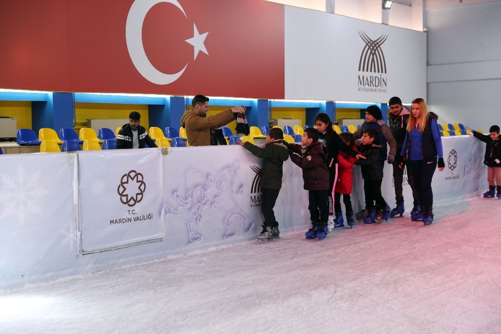 Şehit çocukları buz pistinde gönüllerince eğlendi 