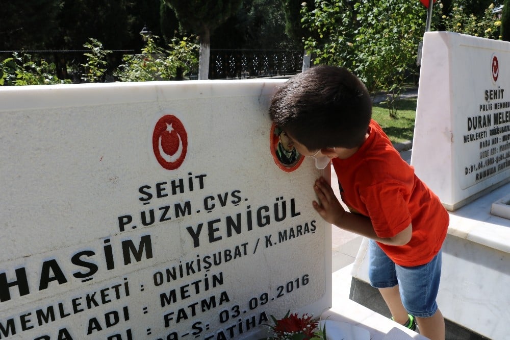 Şehit çocukları her Babalar Günü’nde şehitliği ziyaret ediyor 