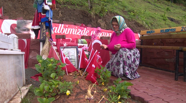 Şehit Eren’in kabrine gelenleri evladını sever gibi seviyor