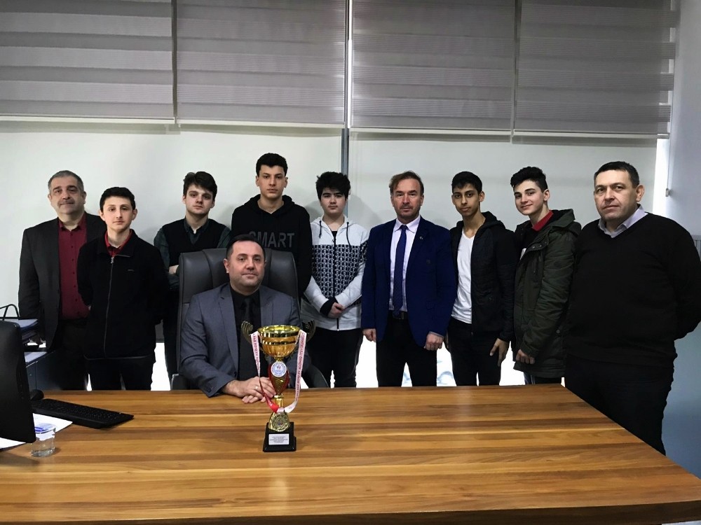 Şehit Erol Olçoklu öğrenciler Badminton’da şampiyon oldu 