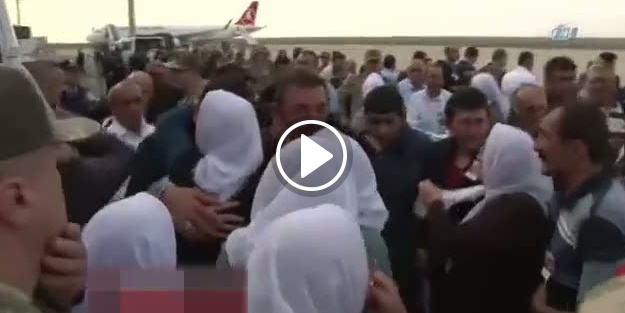 Şehit eşini, kundaktaki bebeğiyle karşıladı