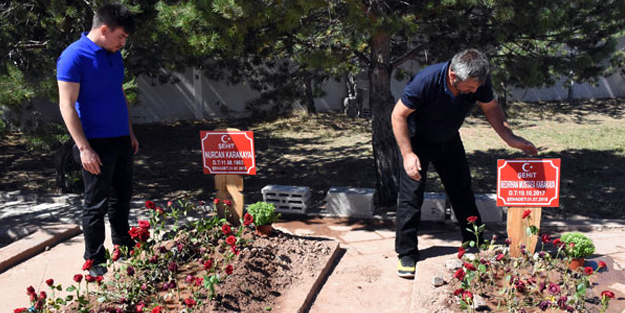 Şehit eşinin doğum gününü kabri başında kutladı