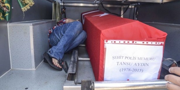 Şehit eşinin yanına yattı