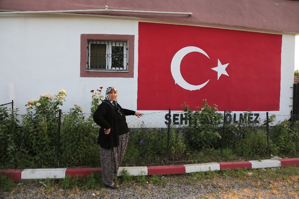 Şehit evi Türk bayrağına boyandı 