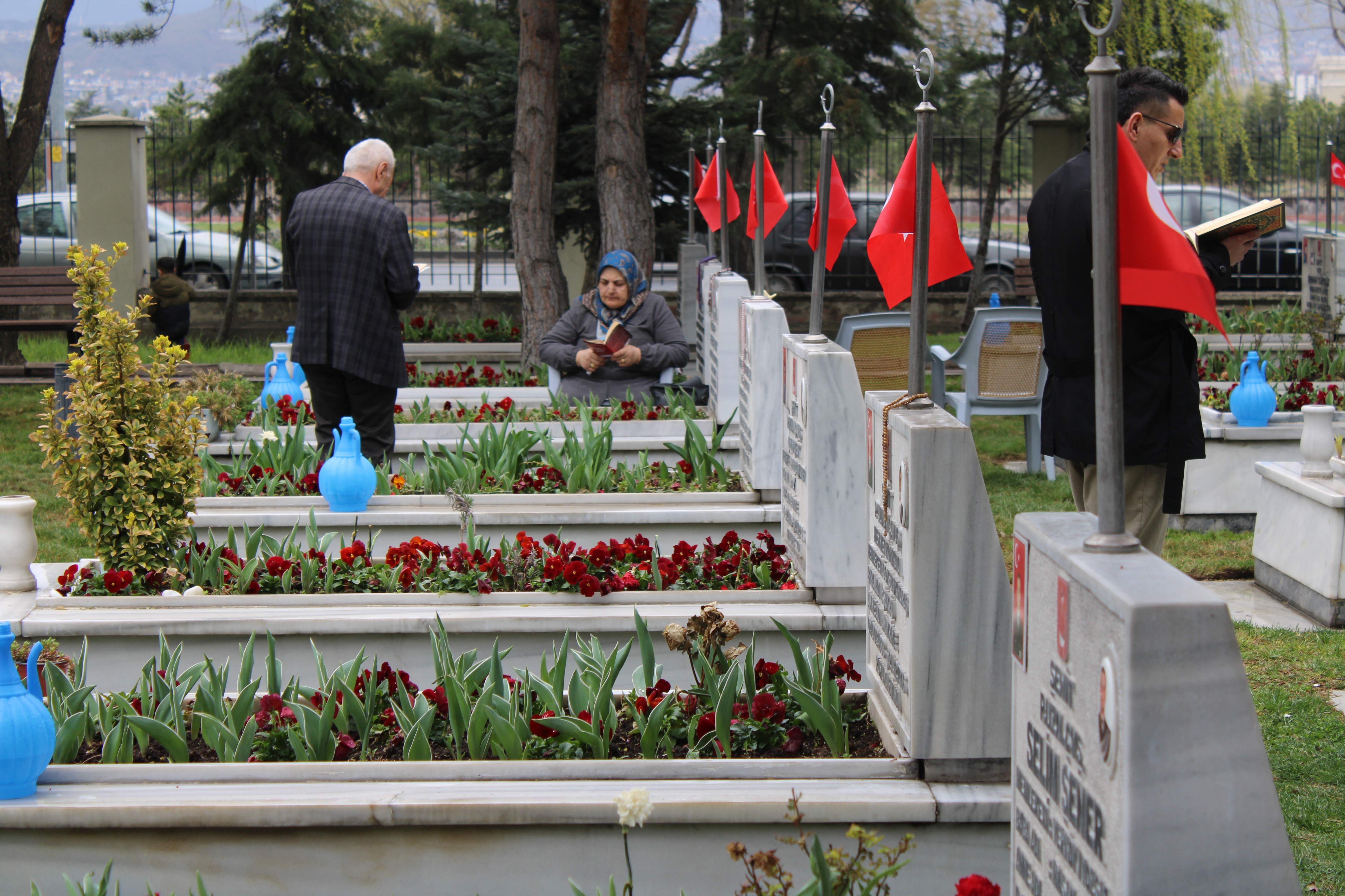 Şehit evlatlarıyla bayramlaştılar