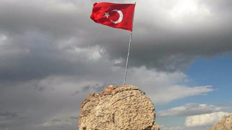 Şehit generalin gösterdiği hedefe bayrak dikildi