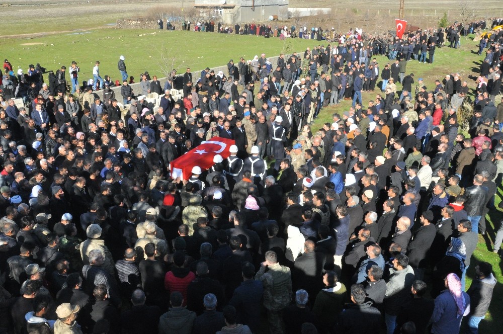 Şehit güvenlik korucusu gözyaşları arasında toprağa verildi 