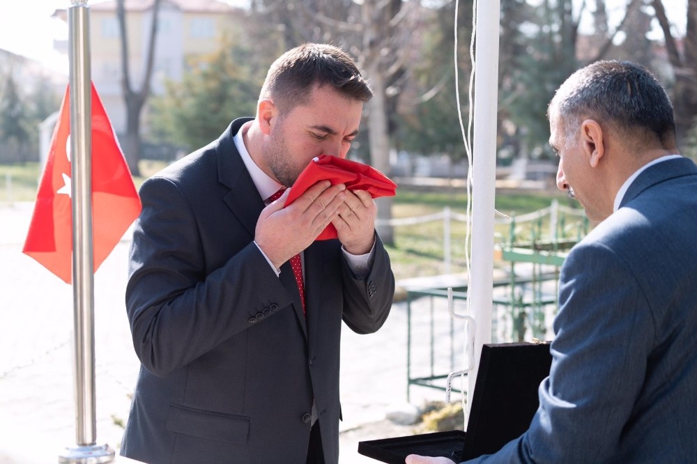 Şehit kabirlerindeki Türk bayrakları yenilendi 