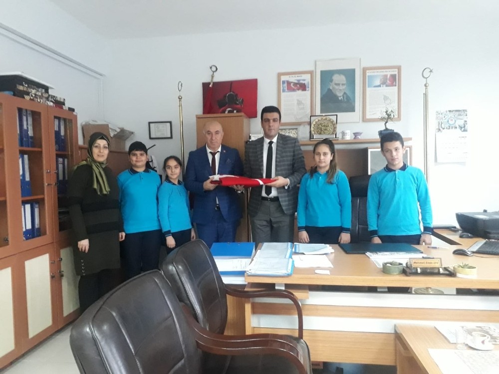 Şehit kardeşinden okula dev Türk bayrağı 