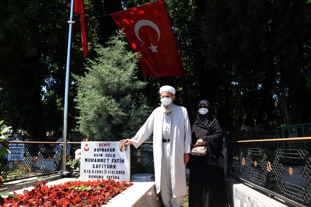 Şehit kaymakam oğlunun kabrini ziyaret etti 