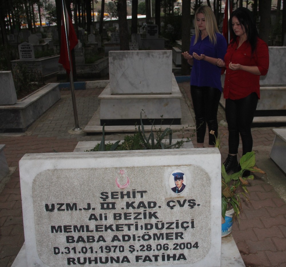 Şehit kızı babasına mektup yazıp mezarına gömdü 