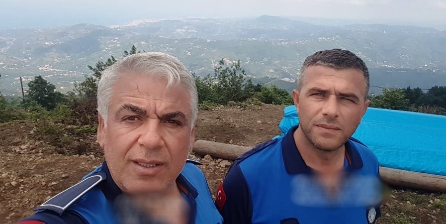 Şehit mezarının devrilen bayrak direğini kaldırmaya çalışırken yüksek gerilime kapılarak hayatını kaybetti 