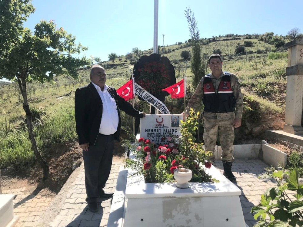 Şehit mezarlarına jandarma eli değdi 