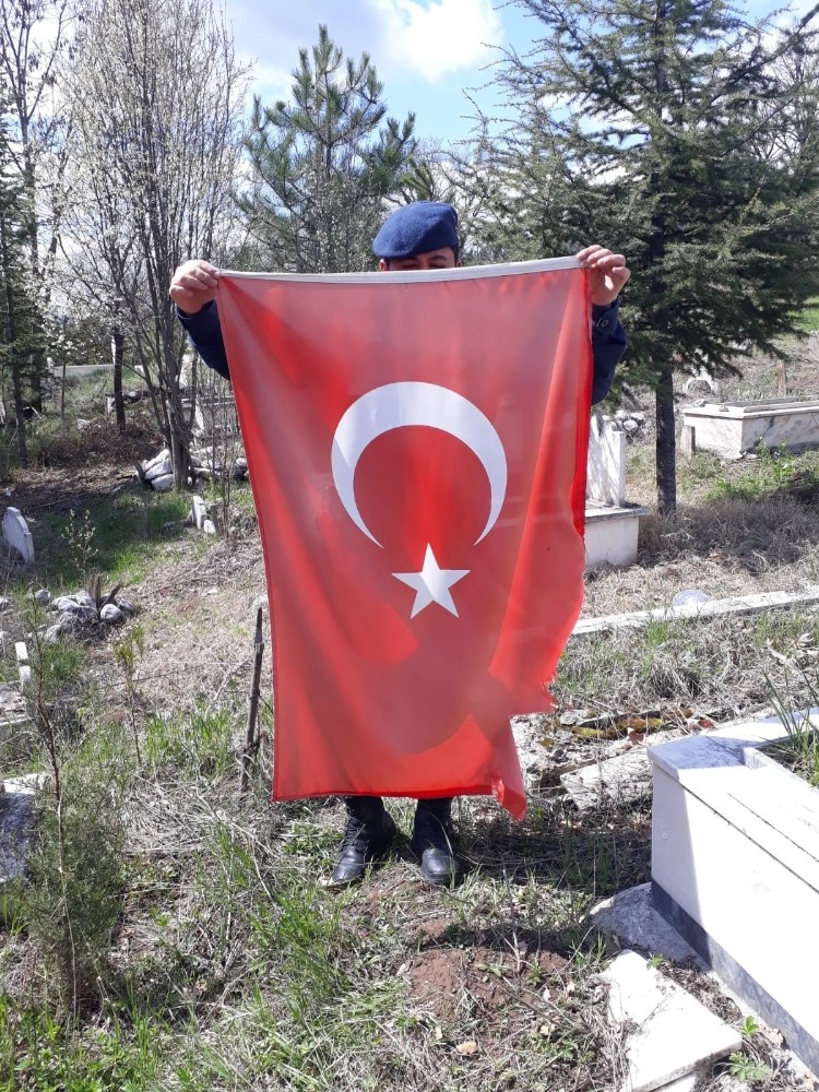 Şehit mezarlarındaki Türk bayrakları yenilendi 
