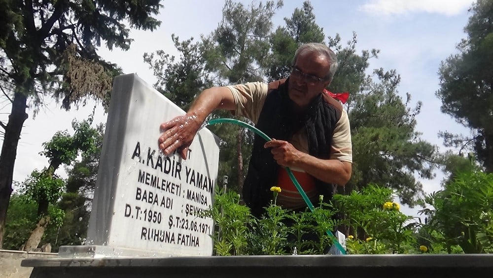 Şehit mezarlarının gönüllü bakıcısı 