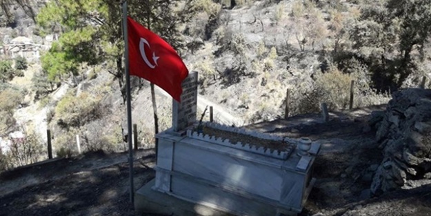 Şehit mezarlığındaki Türk bayrağı yanmadı