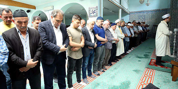 Şehit Mursi için Belçika'da gıyabi cenaze namazı kılındı