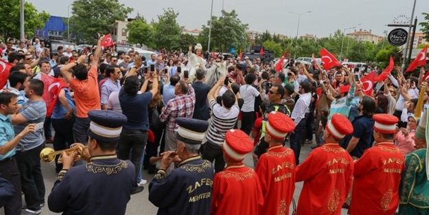 İzmir'de şehit oğlu için asker, polis ve halk akın etti