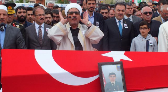 Şehit oğlunun cenaze namazını kıldırdı!