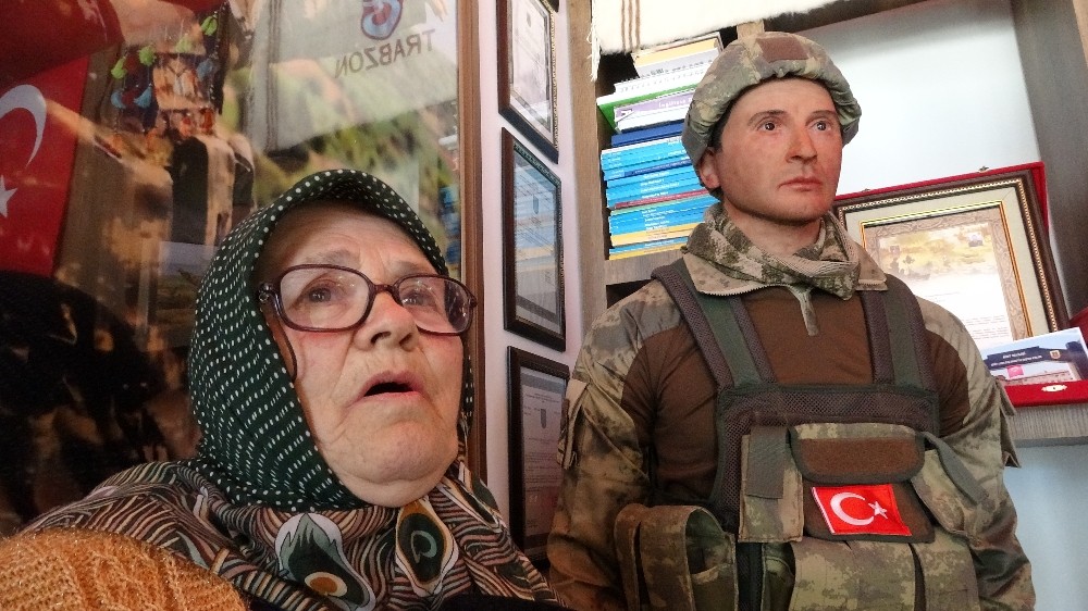 Şehit oğlunun hasretini balmumu heykeli ile gidermeye çalışıyor 