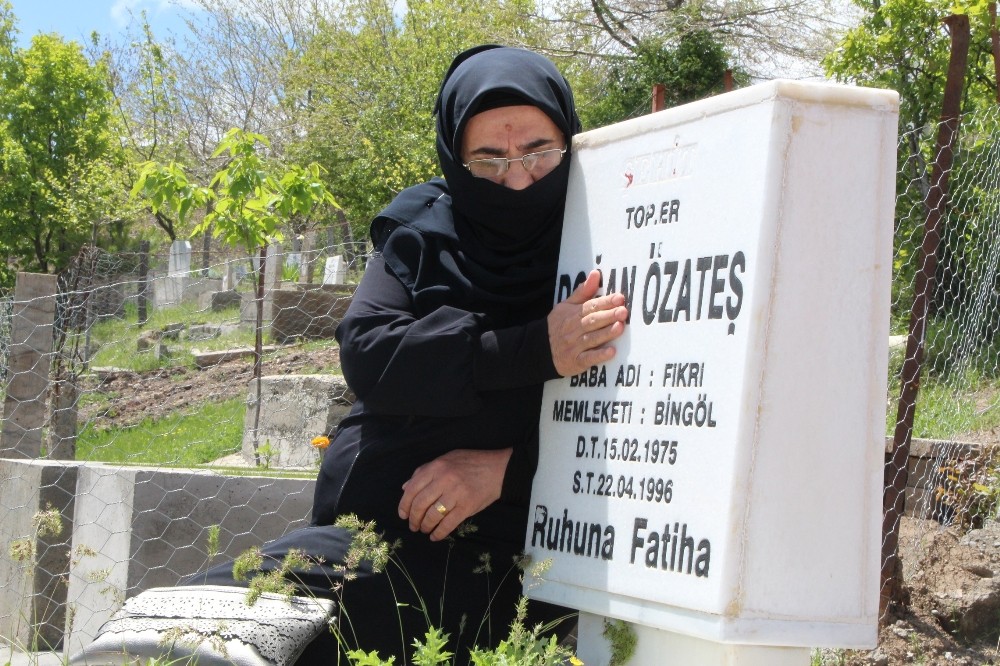 Şehit oğlunun kabrine giden anne: 