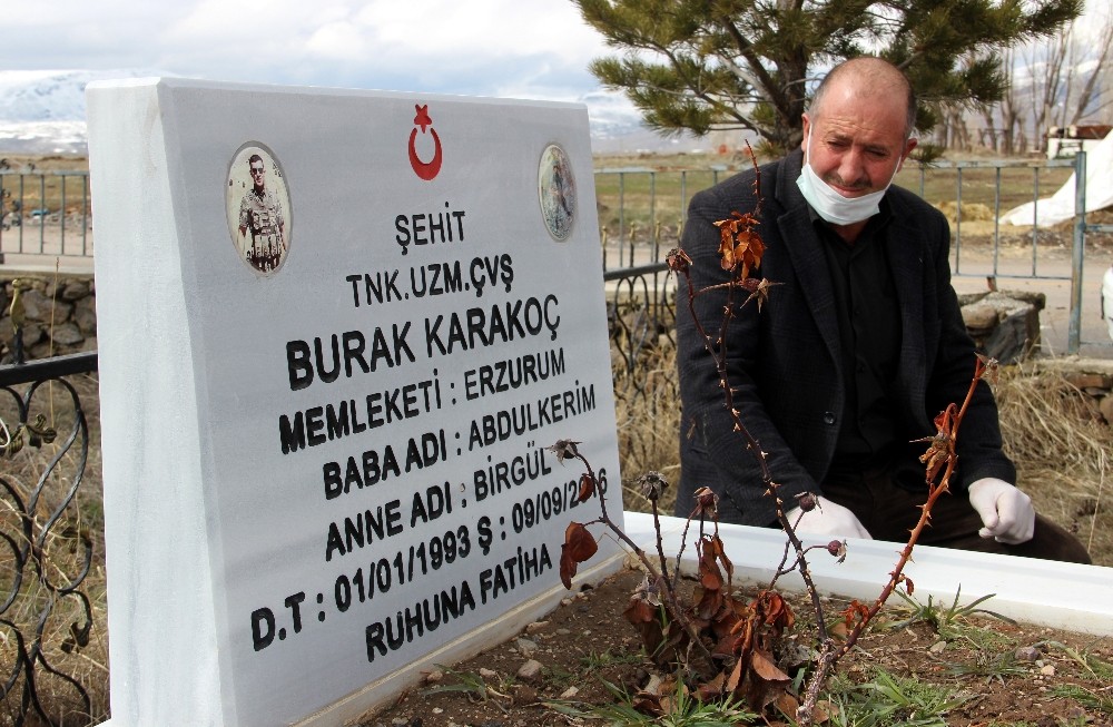Şehit oğlunun mezarını ziyaret etmek için her gün 30 kilometre yol gidiyor 