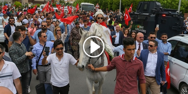 İzmir'de şehit oğlunun sünnet düğününe binlerce kişi katıldı